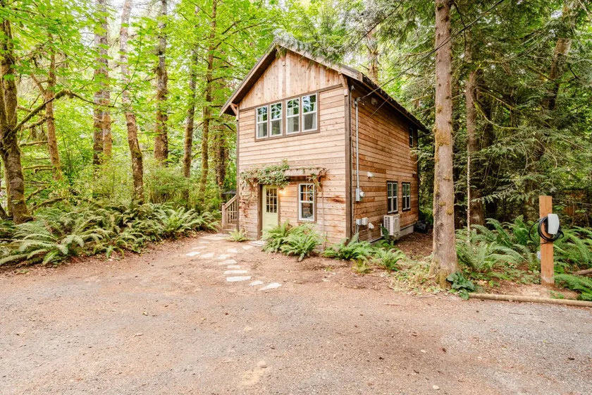 Full Creekside Duplex Near Seattle Ferries - Image 1