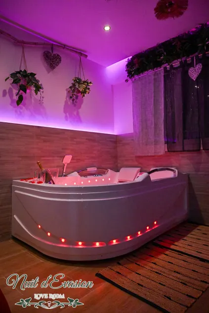 Luxury Love Room by the Sea - Image 1