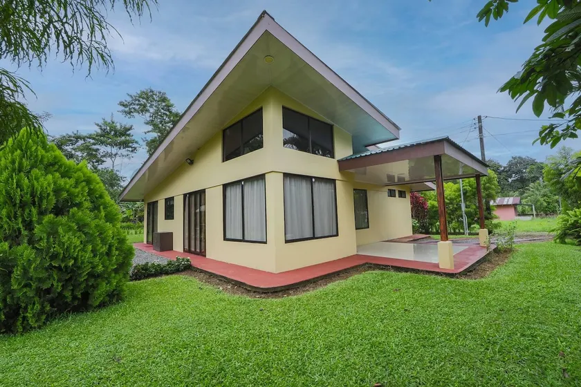 La Fortuna Jungle Hideaway • Tucans & Local Charm - Image 1