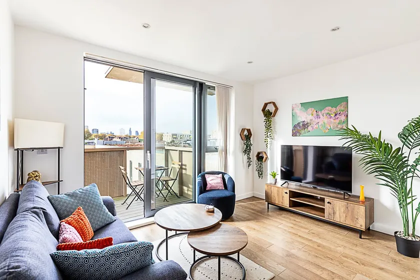 Stepney Green City Apartment - Image 1