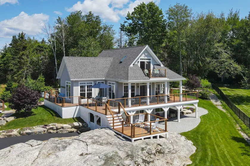 Elegant Coastal Retreat in Boothbay Harbor - Image 1