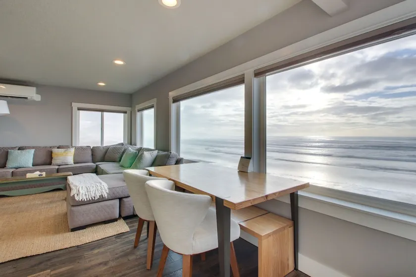 Oceanside Inn 1: Oceanfront w/ 2 primary suites! - Image 1