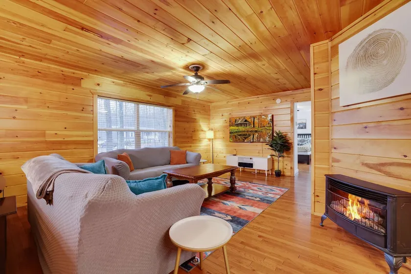 Cozy Freeland Retreat- Firepit Pool Table Hot Tub - Image 1