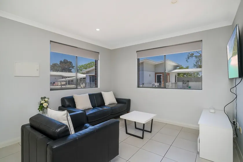 Sunny 2-Bed in Quiet Location with Balcony - Image 1