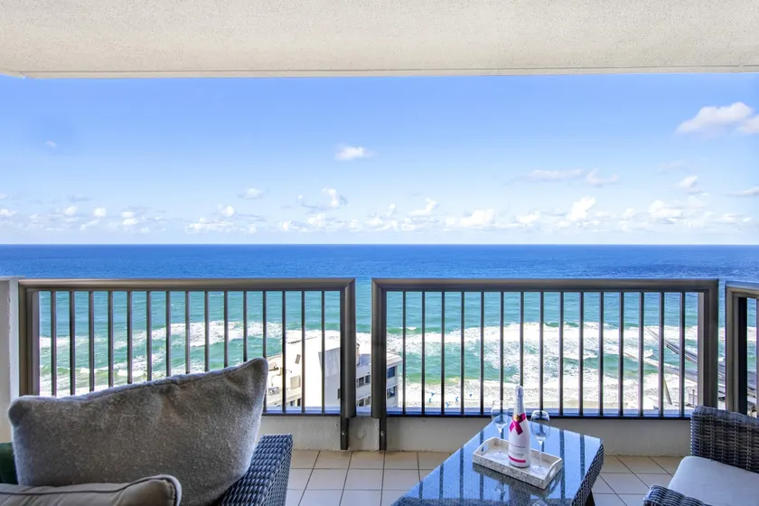 Beach retreat with balcony and views - Image 1