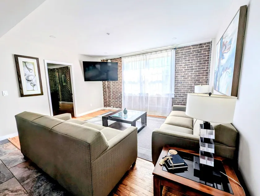 New Modern 2 BR in Excellent Location (201) - Image 1