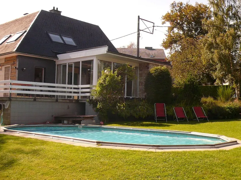 Spacious Home with Garden - Image 1