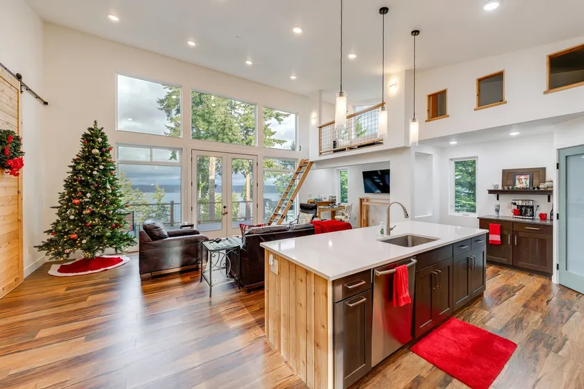 Water Views: Whidbey Island Hideaway w/ Deck - Image 1