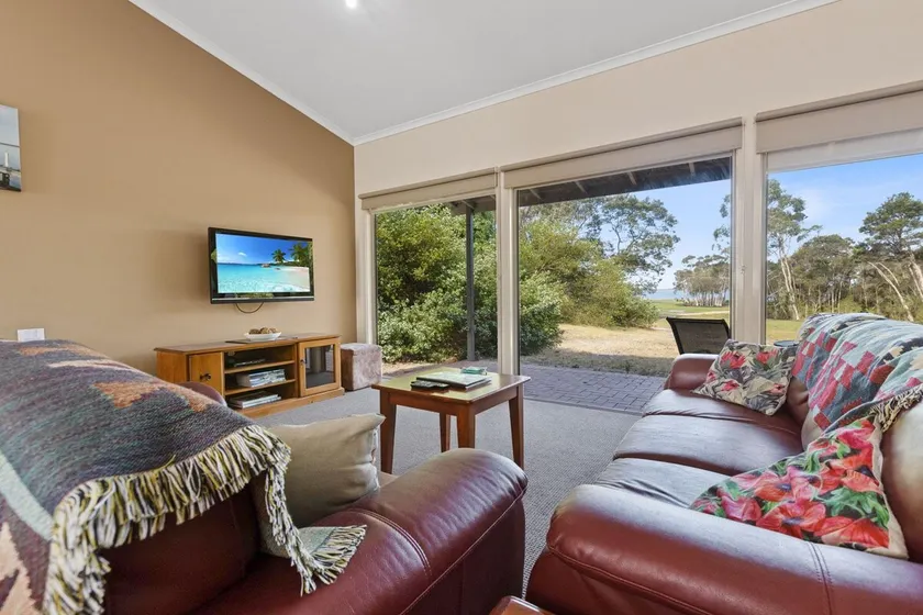 Huon: 1BR lodge offering water views + more! - Image 1