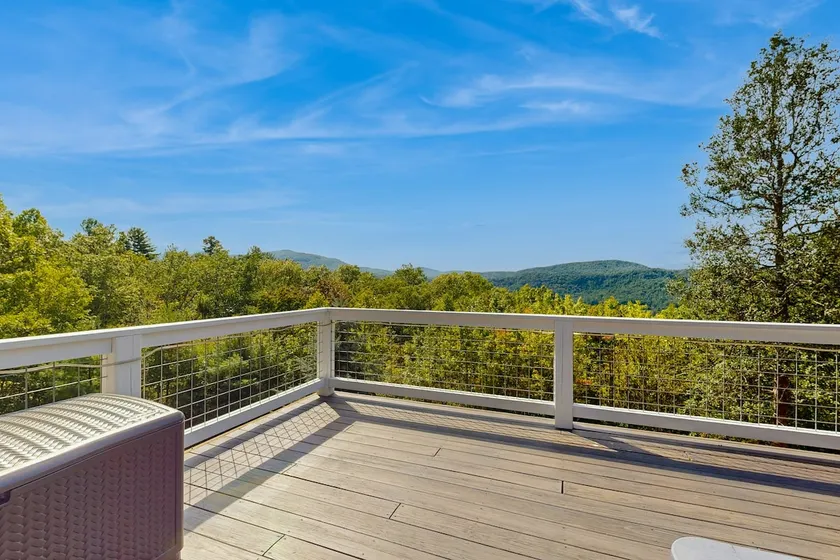 Charming 2 BR home, Stunning Views & outdoor deck - Image 1