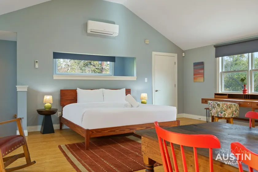 Tarrytown Studio Apt w/Kitchenette + King Bed - Image 1