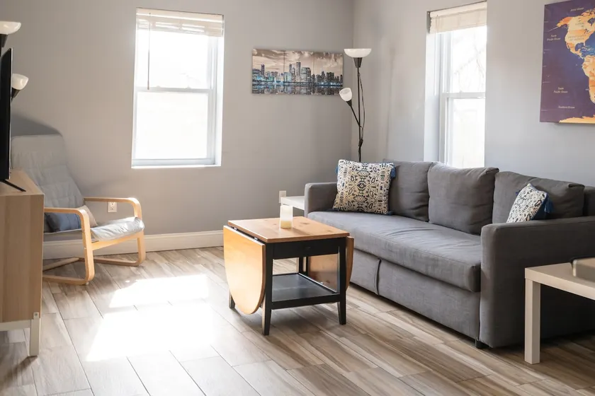Beautiful First Flr, 2-Bedroom Apt w/ Free Parking - Image 1