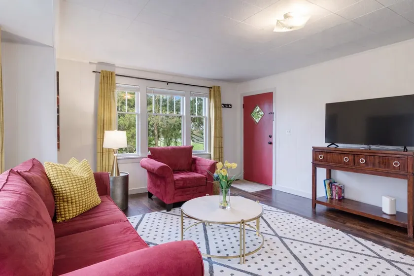 Timeless Escape - 2 Bd & Parking - Image 1