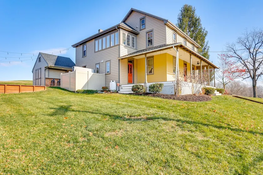 3 Mi to Dtwn: Charming Farmhouse in Mount Joy! - Image 1
