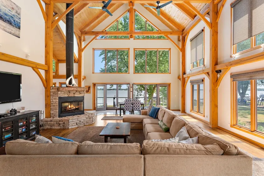 Entertainer's Lake Lodge for 20 - Image 1
