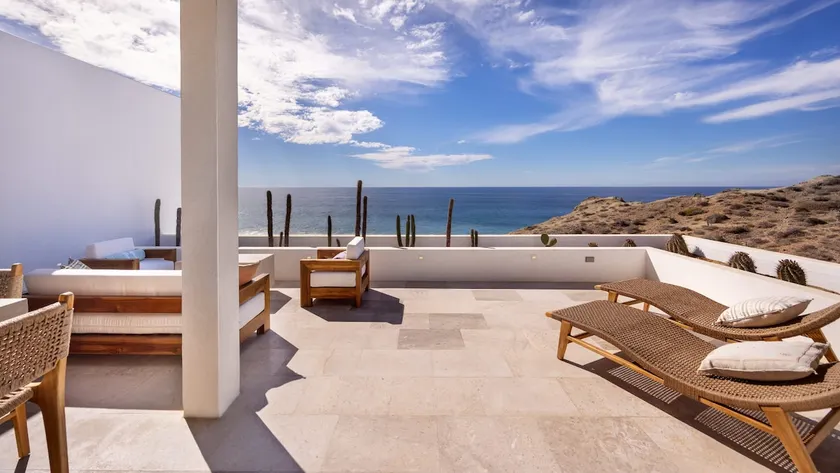 Relaxing Oceanside Penthouse with Stunning Views - Image 1