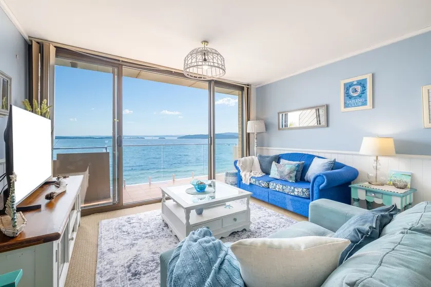 Harbourside 13 Fantastic Waterfront Unit - Image 1