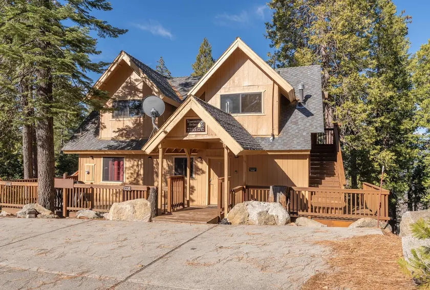 Yosemite West Home Inside Park Gates Sleeps 6 - Image 1