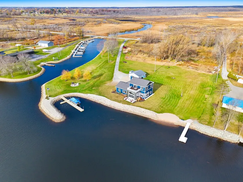 Private Beach | 2 Docks | Waterfront | Bay Access - Image 1