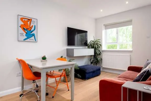 Stylish Brixton Hill Studio with Modern Charm - Image 1