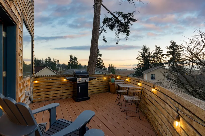 Deck Views, Fire Pit, Pool, 3 Minutes to the Beach - Image 1
