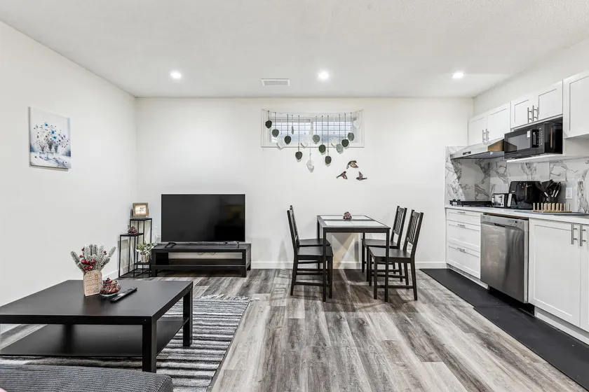 Charming 1BR Basement Suite w Parking Calgary - Image 1