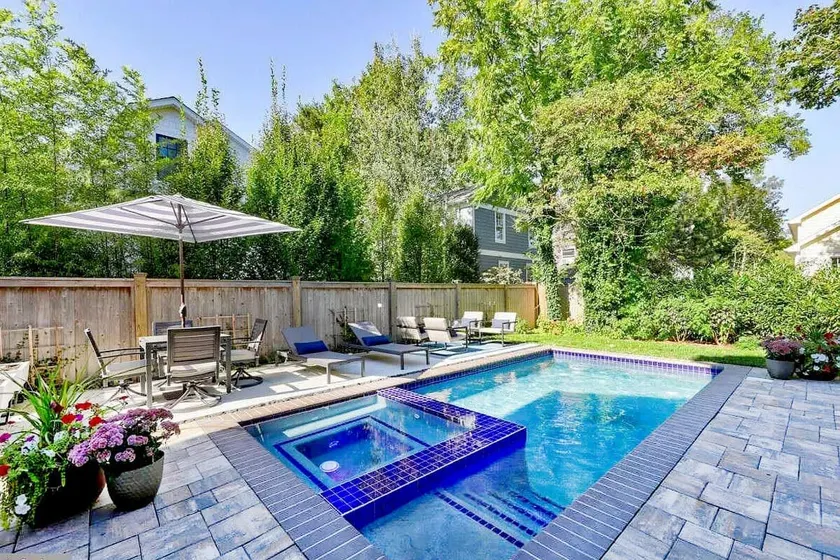 Gorgeous 5BR, 4.5BA, in town, pool, hot tub, beach - Image 1