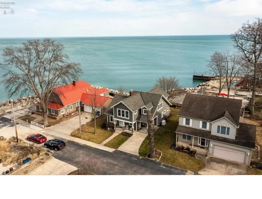 Amazing 4 Bdrm House-Lake Views, Beach, near CP - Image 1