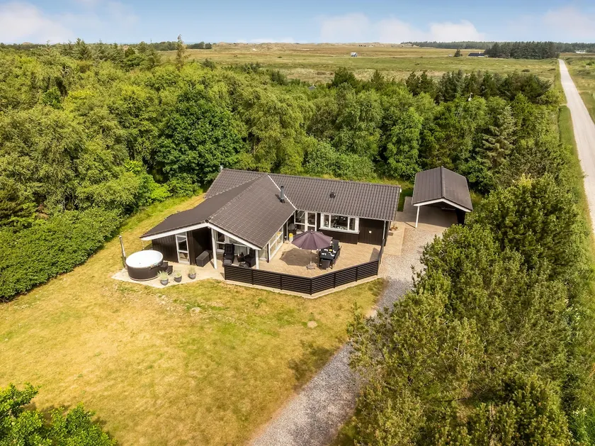 Lovely Holiday Home With Wilderness Bath And Space For 8 People - Image 1