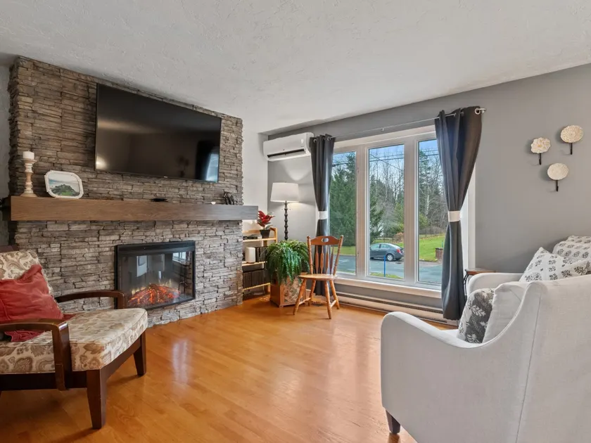 Cozy 2 Bedroom Home w/ & Parking - Image 1