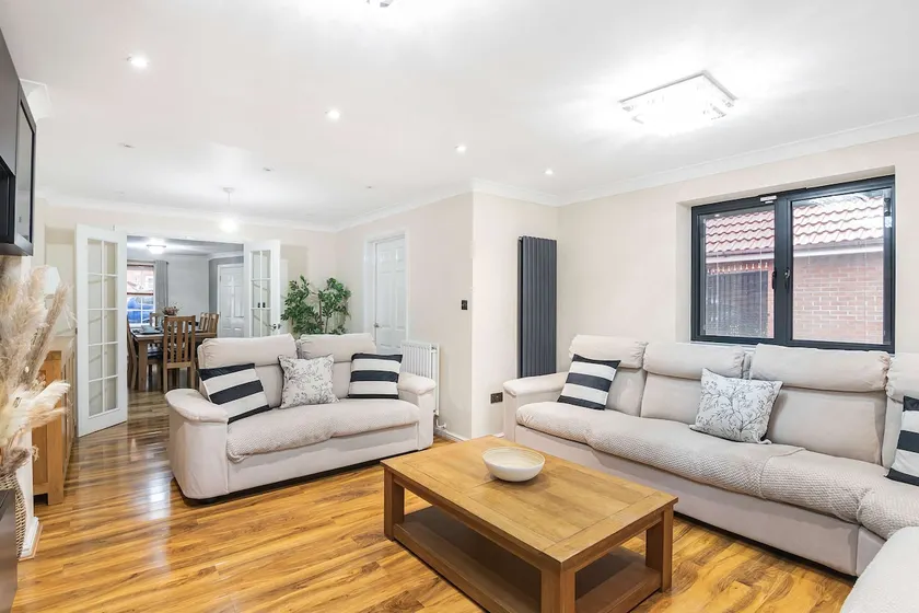 The Roost Group - 8-Bed Home, 5 Mins to M25&A13 - Image 1