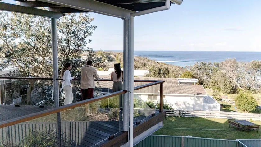 Rennies Beach House - Luxe Coastal Stay - Image 1