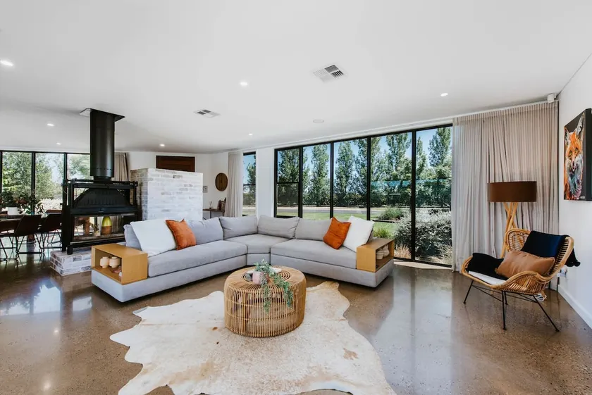 The Wine Manor - Lavish Poolside Living - Image 1