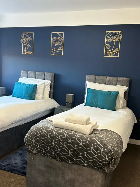 4-Beds 2-Bath Refurbished Apt with Lift - Image 1