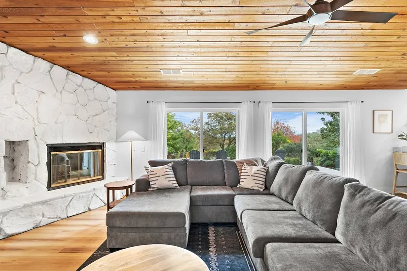 Peaceful Family Hideaway, Private Fenced Yard - Image 1