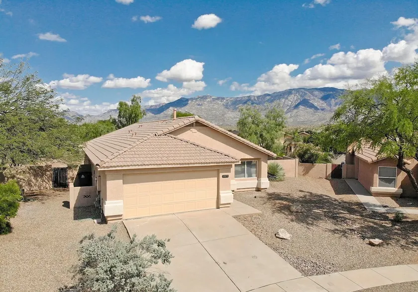 4 Bedroom Retreat in the Heart of Oro Valley - Image 1