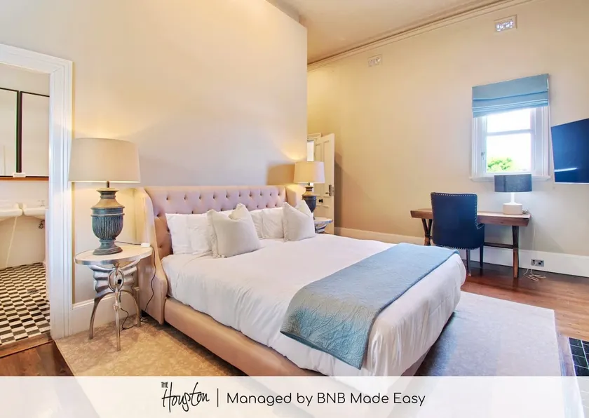 The Houston Suite | Penthouse Apartment Wagga - Image 1