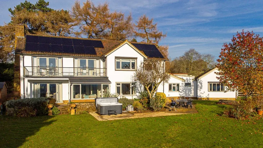 Far Heath House - Scenic Hot Tub Stay - Image 1