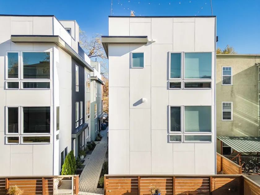 Modern 2024-Built Townhome Near Hospitals & DT - Image 1