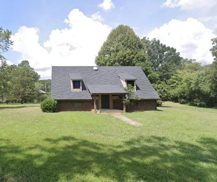 Hamilton Home on Weiss - Image 1