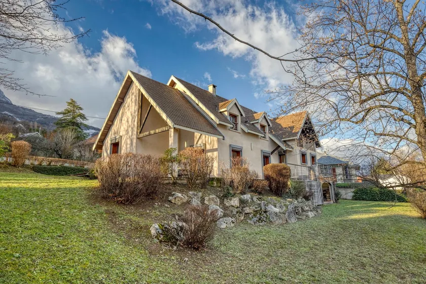 Agréable maison de vacances adaptée aux familles avec terrasse et jardin | Vue montagne | Avec animaux bienvenus - Image 1