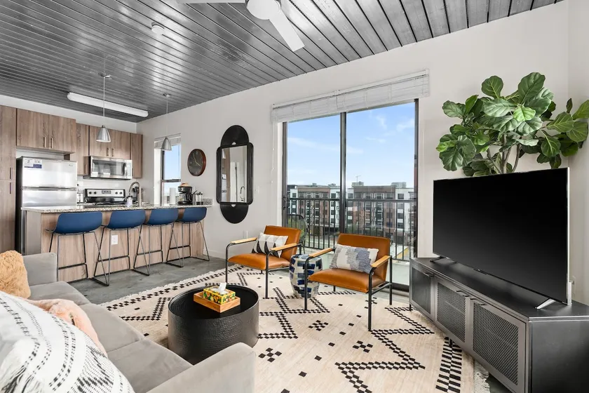 Lodgeur | Corner 2BR w/ Balcony + Pool | Midtown - Image 1