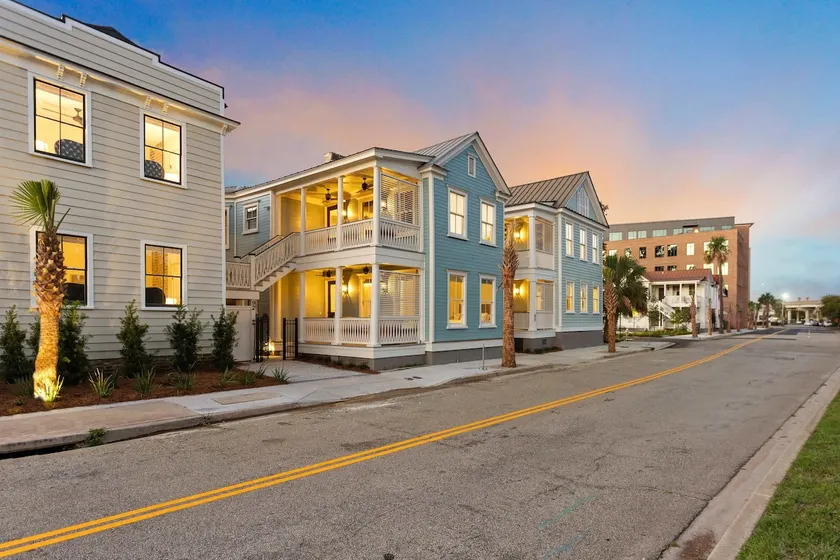 8BR Downtown Luxury Escape Near King - Image 1