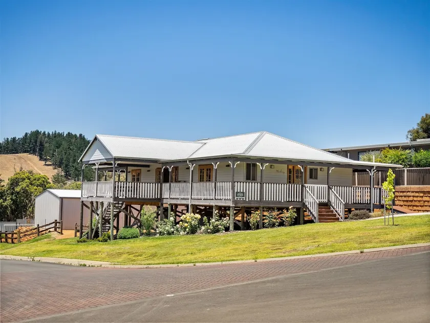 Meeukany Hilltop Stunner in the Heart of Nannup - Image 1