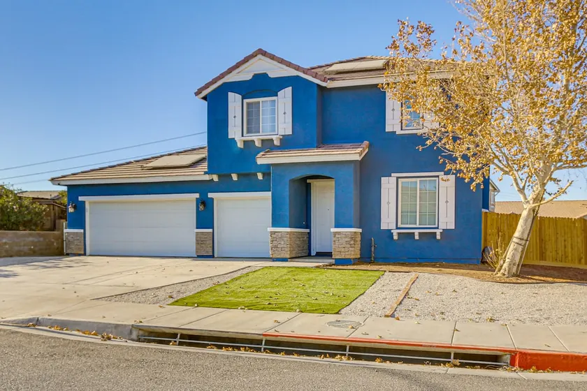 Pool Table & Charcoal Grill: Home in Victorville! - Image 1