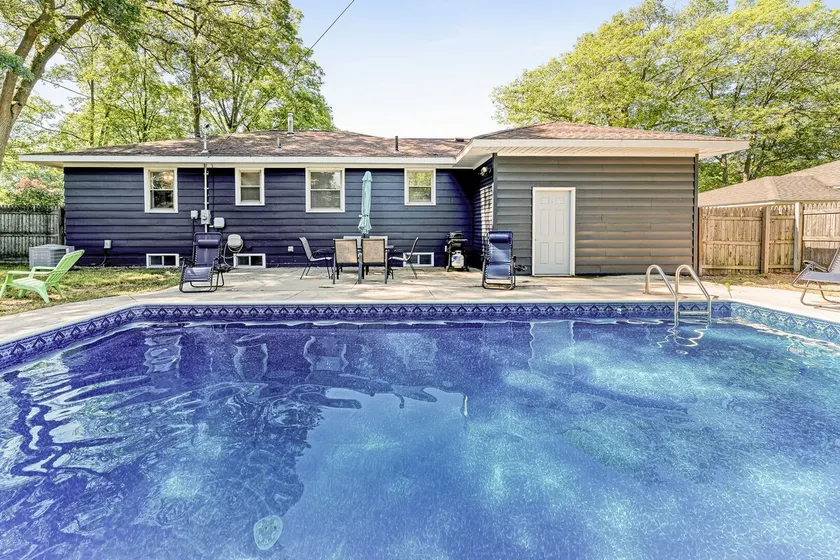 Private pool, close to Lake Michigan Beaches - Image 1