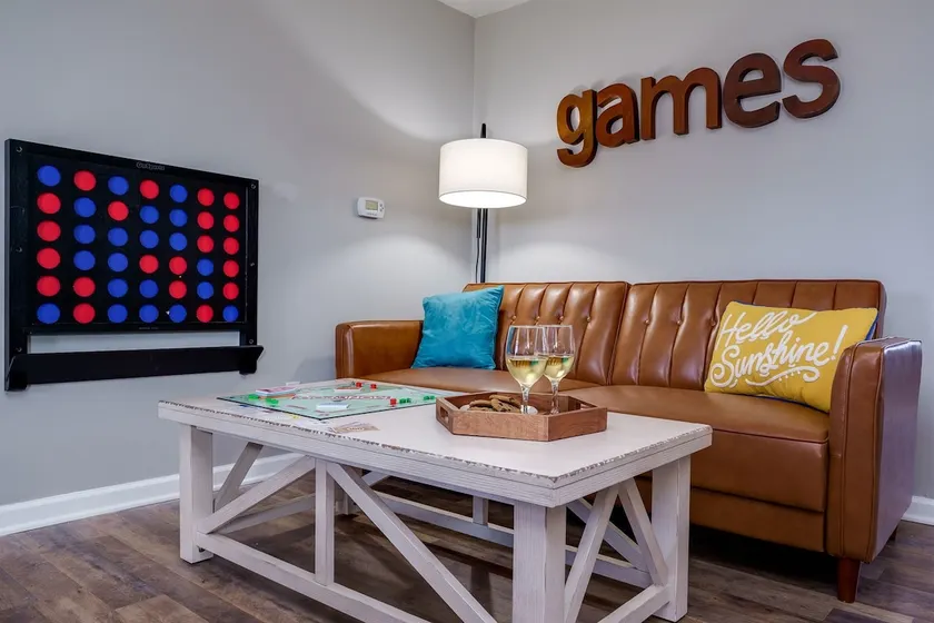 Game room, King Bed, 10 min to WPAFB, Airport - Image 1
