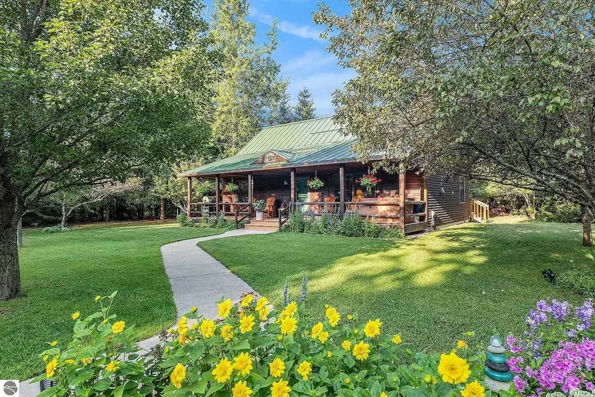 Majestic Maples Escapes | Hot Tub | Firepit - Image 1