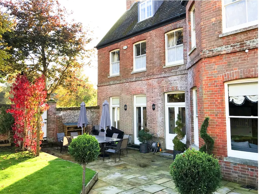 Substantial 6 bed House in Christchurch Dorset - Image 1