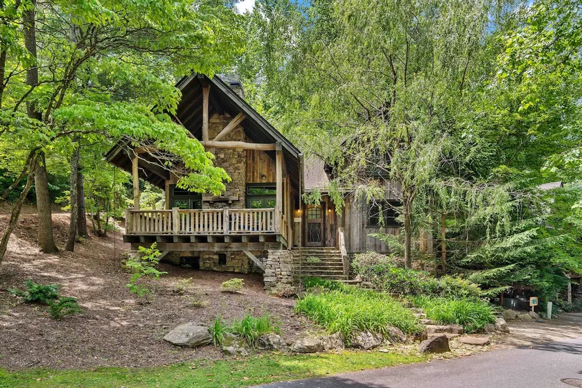 Stepping Stone | Pet Friendly & 5-Minutes to Town! - Image 1